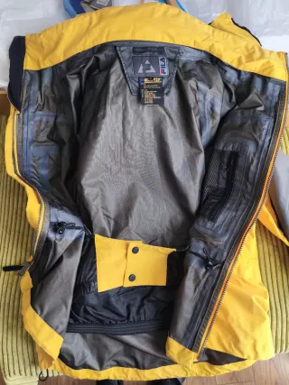 Chaqueta chubasquero marca Fila. Gore-Tex. 