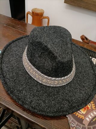 3 cappelli a tesa larga 