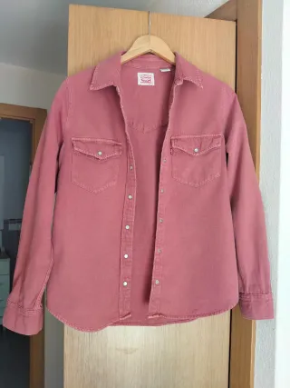 Camisa iconica western Levi's color teja.