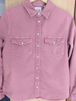 Camisa iconica western Levi's color teja.