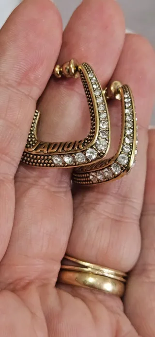 Pendientes dorados con pedrería