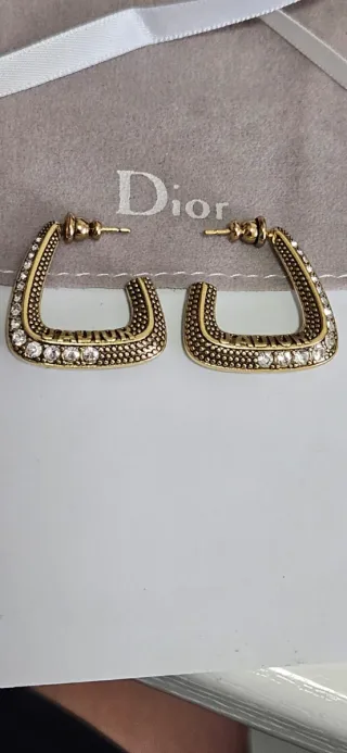 Pendientes dorados con pedrería