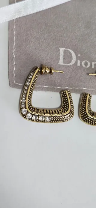 Pendientes dorados con pedrería