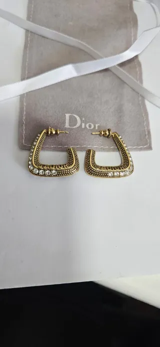Pendientes dorados con pedrería