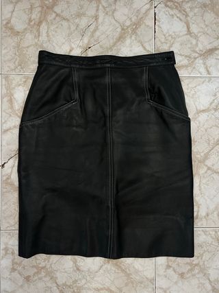 Falda de piel negra midi
