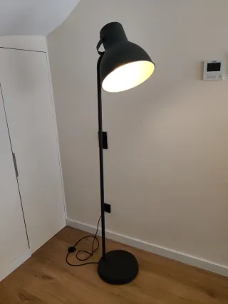 Lámpara de pie negra