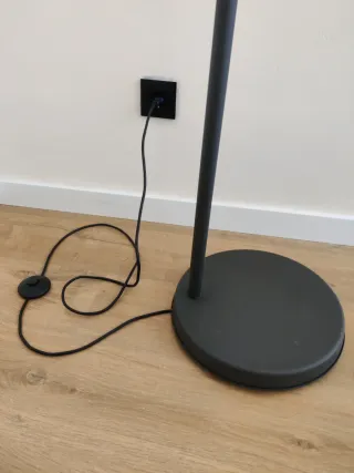 Lámpara de pie negra