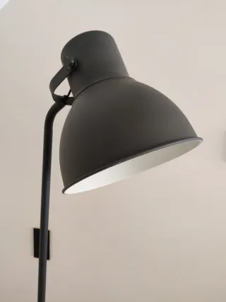 Lámpara de pie negra