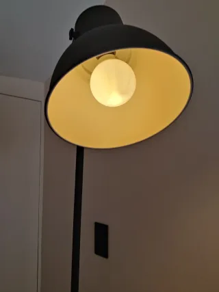 Lámpara de pie negra