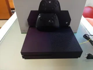 Xbox One S Edizione speciale Fortnite viola da 1 TB.