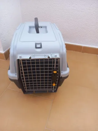 Trasportino per animali grigio e nero