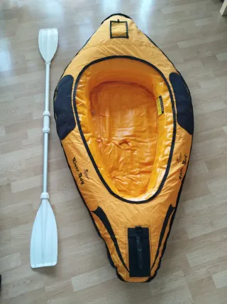 Kayak hinchable naranja y remo