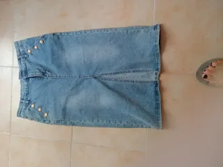 Falda vaquera midi con botones