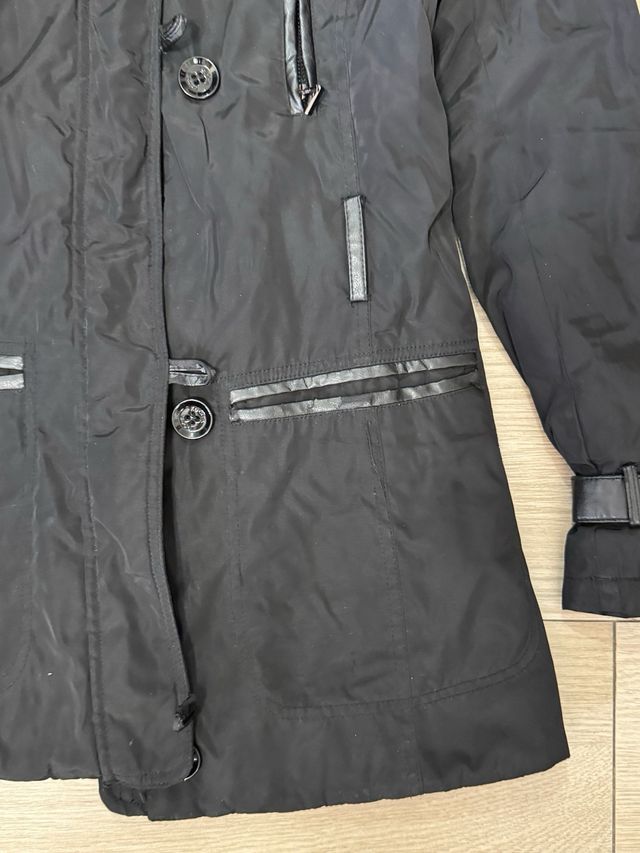 Giacca nera con cappuccio e pelliccia