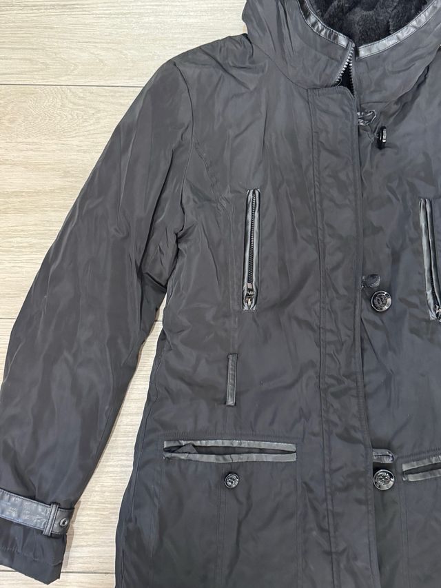 Giacca nera con cappuccio e pelliccia