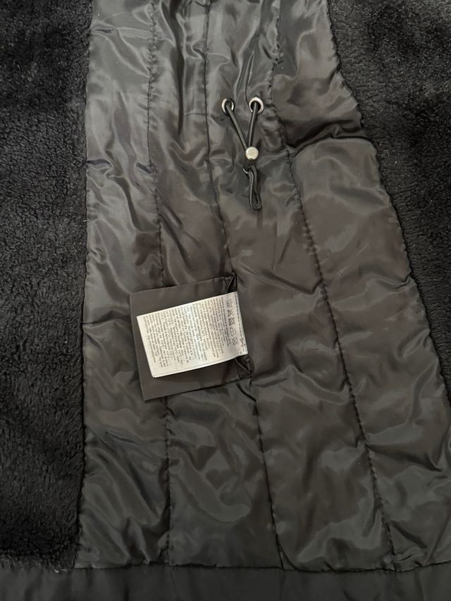 Giacca nera con cappuccio e pelliccia