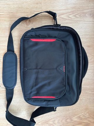 Bolso bandolera Targus negro. casi nuevo 