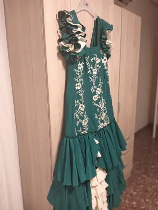 Traje de flamenca verde con bordados