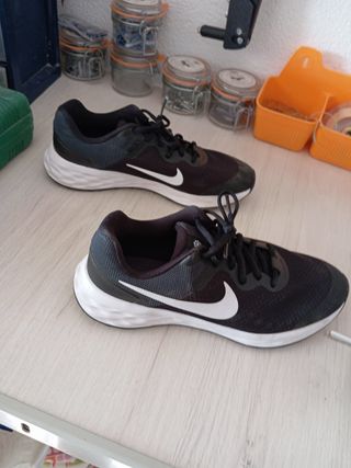 Deportivas Nike Talla 39 Negras y Blancas