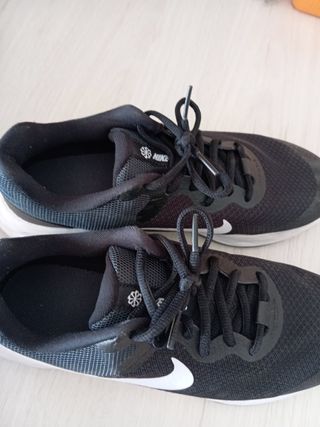 Deportivas Nike Talla 39 Negras y Blancas