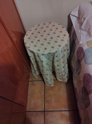 Comodini con rivestimento in tessuto