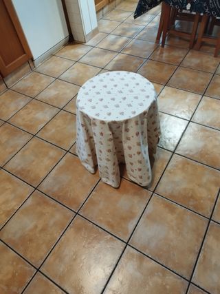 Comodini con rivestimento in tessuto