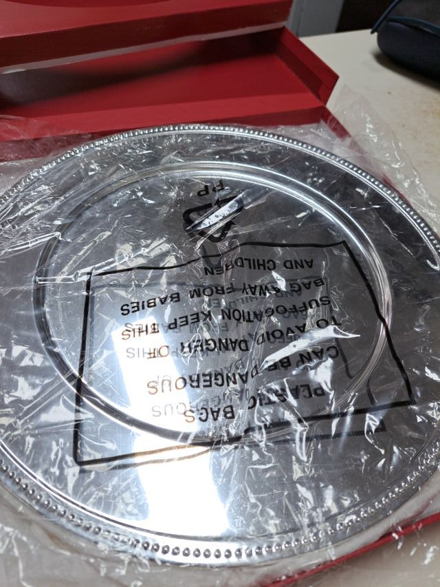 Bajo platos rojo marca Santander