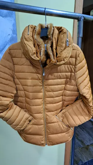 Cazadora amarila acolchada con pelo