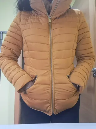 Cazadora amarila acolchada con pelo