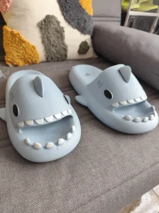 Chanclas de tiburón azules
