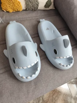 Chanclas de tiburón azules