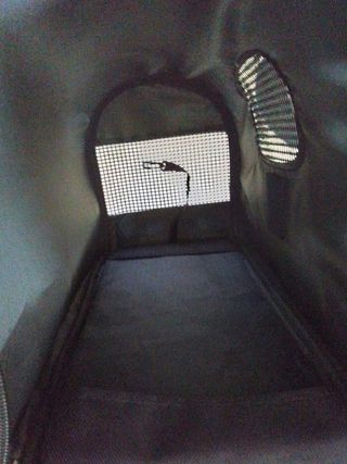 Trasportino per animali grigio e nero