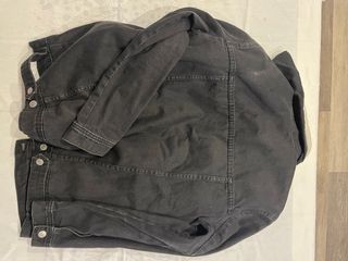 Cazadora vaquera Stradivarius negra con borrego