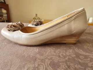 Bailarinas UNISA beige con detalle floral