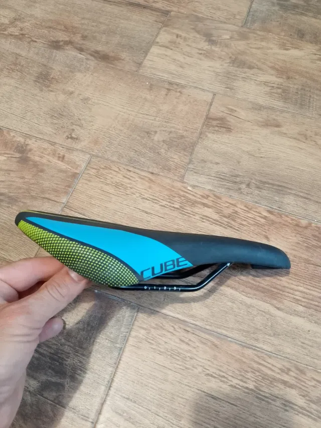 Sillín CUBE azul y amarillo