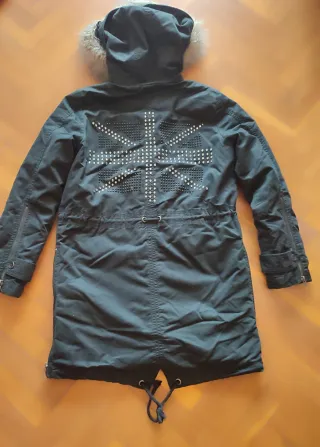 Parka negra con capucha y pelo