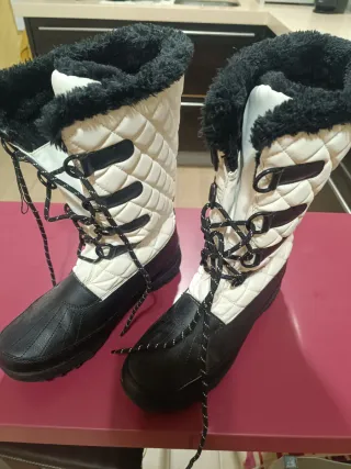 Botas de nieve acolchadas blancas y negras