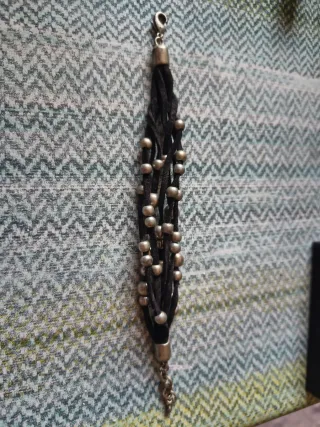 Pulsera mujer cuero y cuentas plateadas