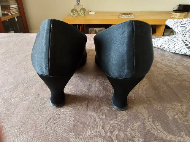 Zapatos de salón negros. Talla 39