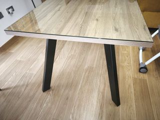 Mesa de madera y patas de hierro lacado negro