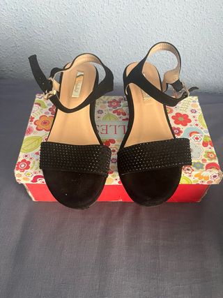 Sandalias negras con pedrería