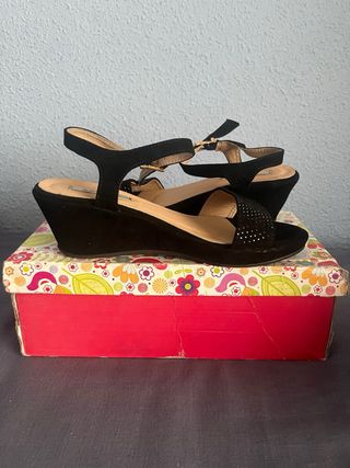 Sandalias negras con pedrería