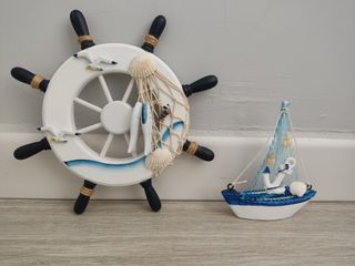 Decoración náutica: timón y barco