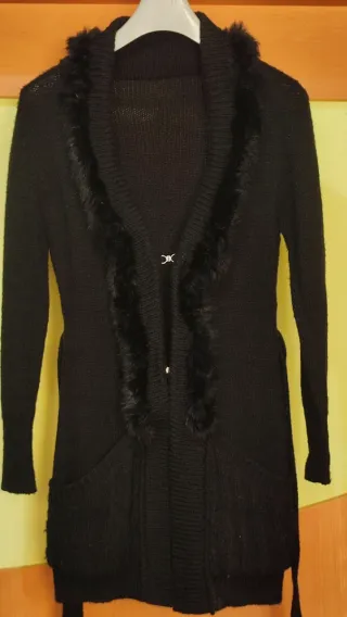 Chaqueta larga negra con piel