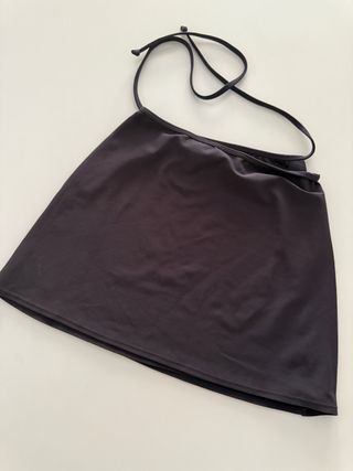 Falda deportiva tipo pareo gris oscuro.
