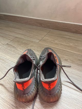 Zapatillas deportivas grises y naranjas