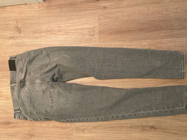 Pantalones slim fit grises