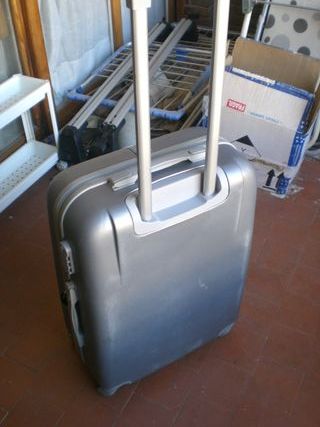 Maleta rígida gris 