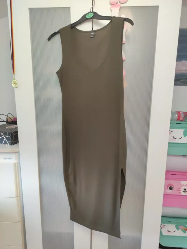 Vestido verde oscuro con abertura lateral