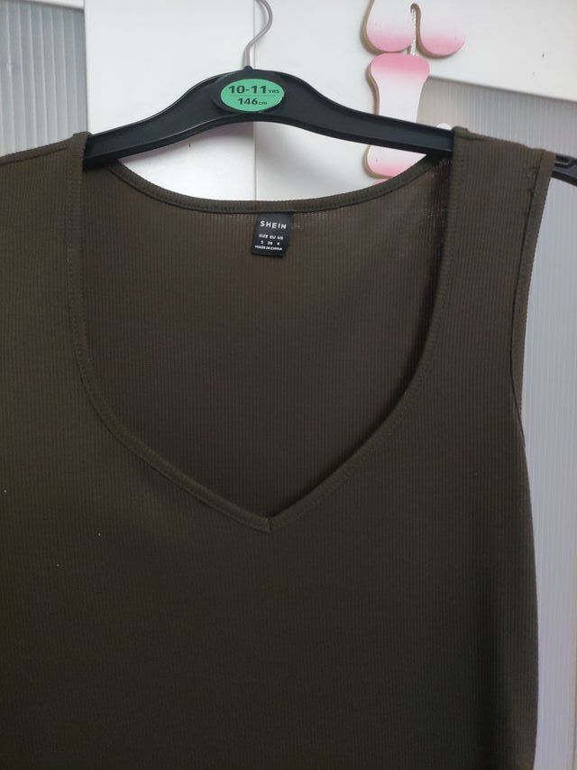 Vestido verde oscuro con abertura lateral